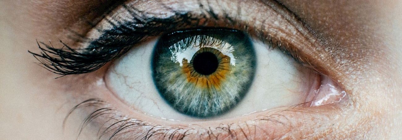 Frau mit Brille versucht zu lesen